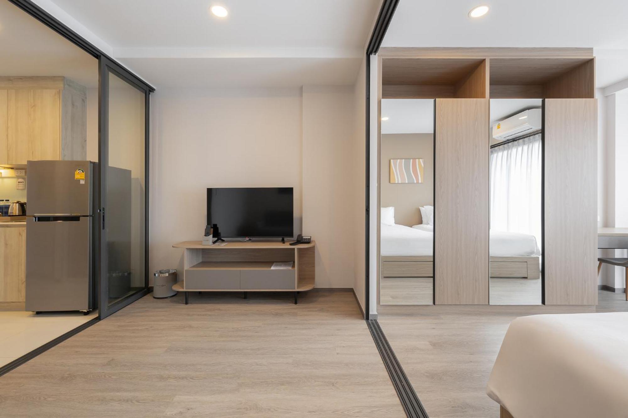 Salaya One Hotel & Service Apartment エクステリア 写真